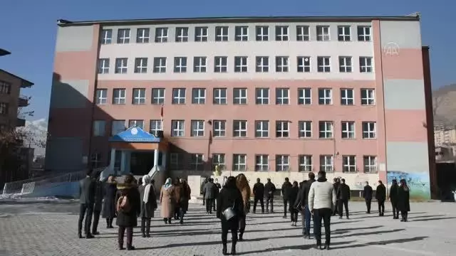 Bakan Selçuk'un, 'Okulların bahçesinde İstiklal Marşı okunsun' çağrısı Bakan Selçuk'un, 'Okulların bahçesinde İstiklal Marşı okunsun' çağrısı