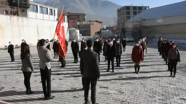 Bakan Selçuk'un, 'Okulların bahçesinde İstiklal Marşı okunsun' çağrısı Bakan Selçuk'un, 'Okulların bahçesinde İstiklal Marşı okunsun' çağrısı