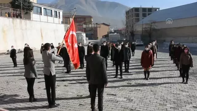 Bakan Selçuk'un, 'Okulların bahçesinde İstiklal Marşı okunsun' çağrısı Bakan Selçuk'un, 'Okulların bahçesinde İstiklal Marşı okunsun' çağrısı