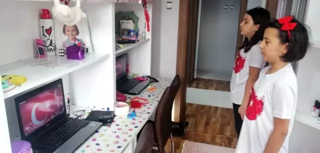 Bakan Selçuk'un, 'Okulların bahçesinde İstiklal Marşı okunsun' çağrısı Bakan Selçuk'un, 'Okulların bahçesinde İstiklal Marşı okunsun' çağrısı