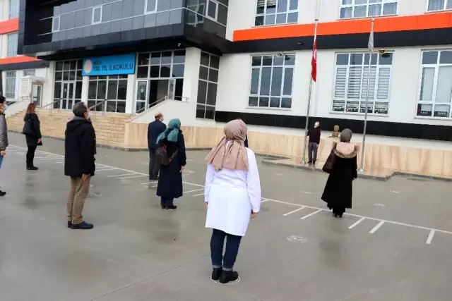 Bakan Selçuk'un, 'Okulların bahçesinde İstiklal Marşı okunsun' çağrısı Bakan Selçuk'un, 'Okulların bahçesinde İstiklal Marşı okunsun' çağrısı