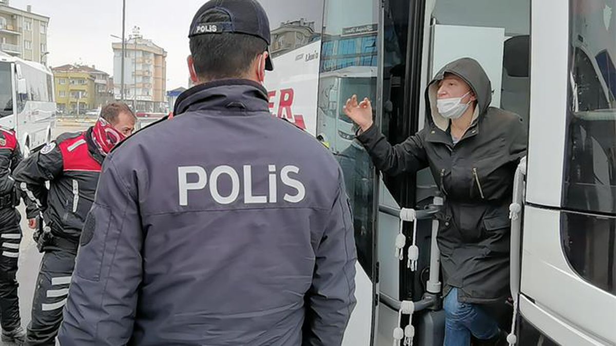 Şoför ile tartışan kadının bedduası pes dedirtti: İnşallah otobüsün ön camı patlar ve yüzün paramparça olur