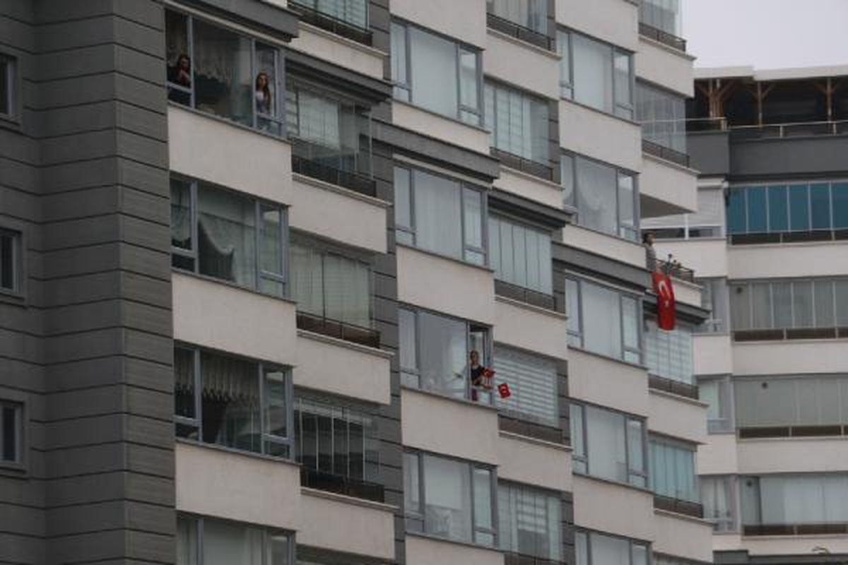 Samsun'da, İstiklal Marşı coşkusuna balkonlardan katıldılar