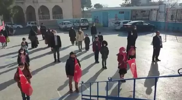 Bakan Selçuk'un, 'Okulların bahçesinde İstiklal Marşı okunsun' çağrısı Bakan Selçuk'un, 'Okulların bahçesinde İstiklal Marşı okunsun' çağrısı