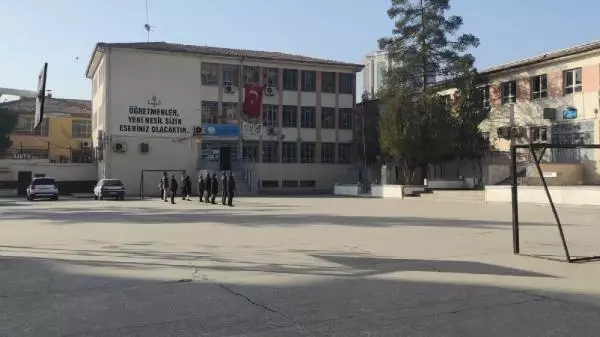 Bakan Selçuk'un, 'Okulların bahçesinde İstiklal Marşı okunsun' çağrısı Bakan Selçuk'un, 'Okulların bahçesinde İstiklal Marşı okunsun' çağrısı