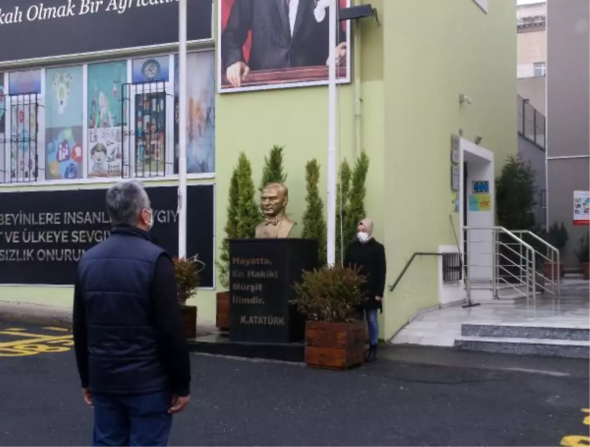 Şişli'de ortaokulda İstiklal Marşı okundu, bayrak töreni yapıldı
