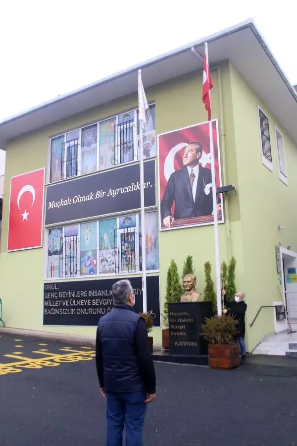 Şişli'de ortaokulda İstiklal Marşı okundu, bayrak töreni yapıldı