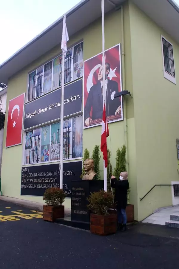 Şişli'de ortaokulda İstiklal Marşı okundu, bayrak töreni yapıldı