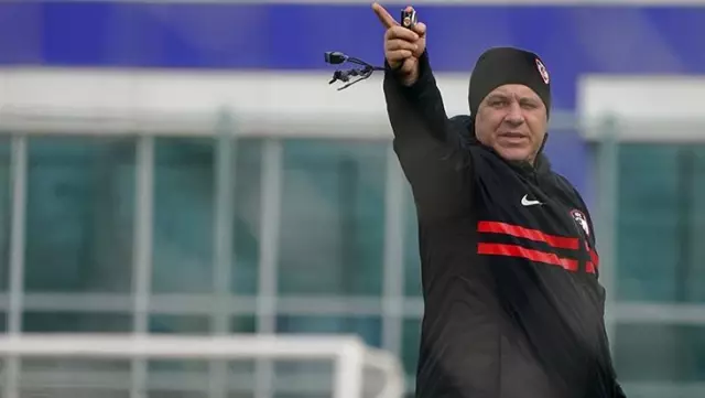Süper Lig'de 18 haftada 14 teknik direktörle yollar ayrıldı Süper Lig'de 18 haftada 14 teknik direktörle yollar ayrıldı