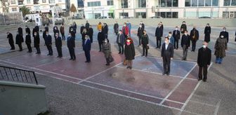 Tokat'ta öğretmenler okul bahçesinde, öğrenciler balkonda İstiklal Marşı okudu