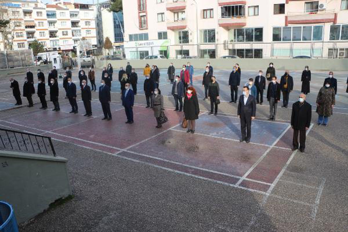 Tokat'ta öğretmenler okul bahçesinde, öğrenciler balkonda İstiklal Marşı okudu