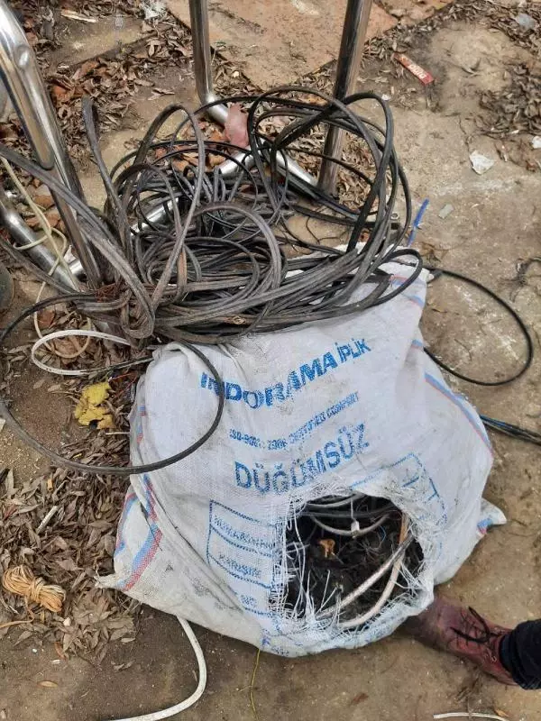 Son dakika haberi | Telefon hatlarının kablolarının çalınması güvenlik kamerasına yansıdı Son dakika haberi | Telefon hatlarının kablolarının çalınması güvenlik kamerasına yansıdı