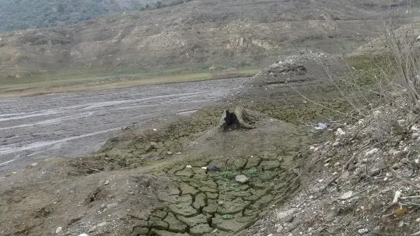 Baraj suyu çekildi, mahallenin kalıntıları ortaya çıktı Baraj suyu çekildi, mahallenin kalıntıları ortaya çıktı