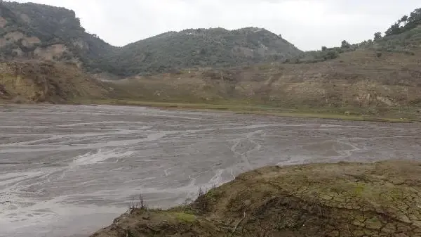 Baraj suyu çekildi, mahallenin kalıntıları ortaya çıktı Baraj suyu çekildi, mahallenin kalıntıları ortaya çıktı
