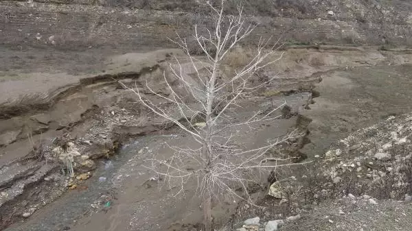 Baraj suyu çekildi, mahallenin kalıntıları ortaya çıktı Baraj suyu çekildi, mahallenin kalıntıları ortaya çıktı