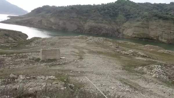 Baraj suyu çekildi, mahallenin kalıntıları ortaya çıktı Baraj suyu çekildi, mahallenin kalıntıları ortaya çıktı