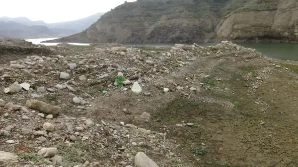 Baraj suyu çekildi, mahallenin kalıntıları ortaya çıktı Baraj suyu çekildi, mahallenin kalıntıları ortaya çıktı
