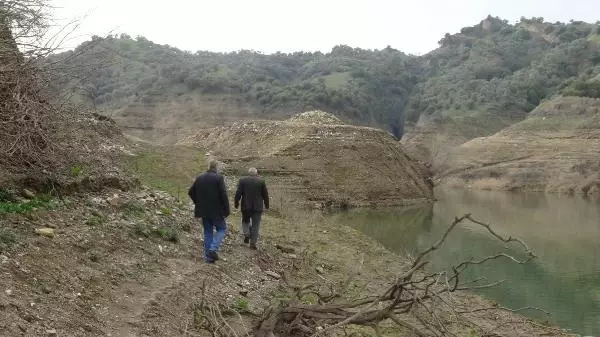 Baraj suyu çekildi, mahallenin kalıntıları ortaya çıktı Baraj suyu çekildi, mahallenin kalıntıları ortaya çıktı