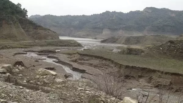 Baraj suyu çekildi, mahallenin kalıntıları ortaya çıktı Baraj suyu çekildi, mahallenin kalıntıları ortaya çıktı