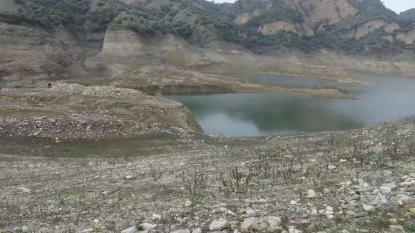 Baraj suyu çekildi, mahallenin kalıntıları ortaya çıktı Baraj suyu çekildi, mahallenin kalıntıları ortaya çıktı