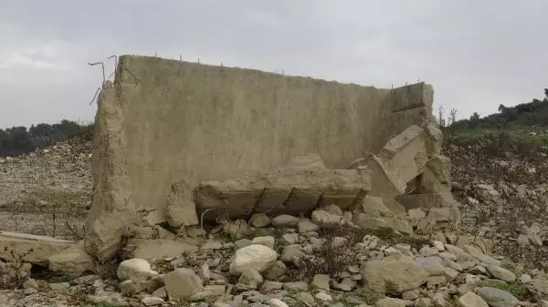 Baraj suyu çekildi, mahallenin kalıntıları ortaya çıktı Baraj suyu çekildi, mahallenin kalıntıları ortaya çıktı
