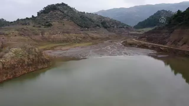 Baraj suyu çekilince eski mahallenin kalıntıları ortaya çıktı Baraj suyu çekilince eski mahallenin kalıntıları ortaya çıktı