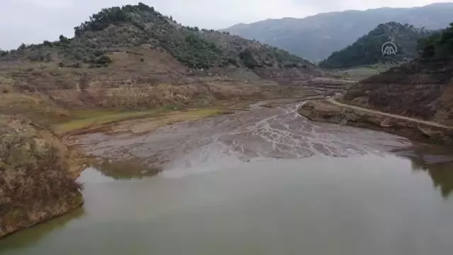 Baraj suyu çekilince eski mahallenin kalıntıları ortaya çıktı Baraj suyu çekilince eski mahallenin kalıntıları ortaya çıktı