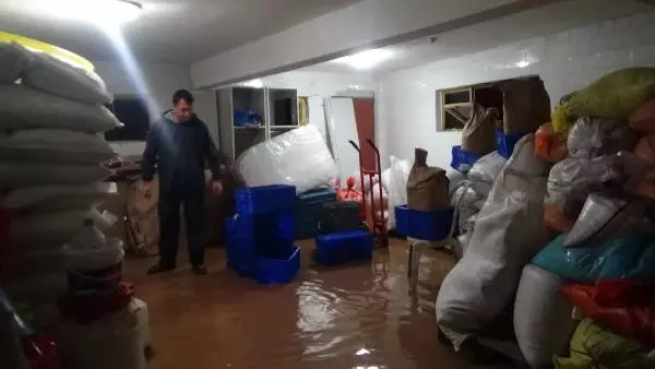 Bayramiç�te sağanak yağmur nedeniyle ev ve iş yerlerini su bastı Haberler