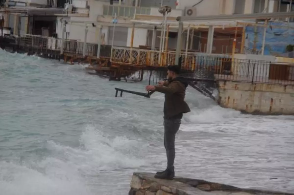 Bodrum'da dev dalgalar sahilleri dövdü