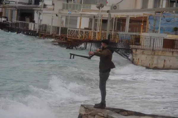 Bodrum'da Dev Dalgalar Sahilleri Dövdü 4 Bodrum'da dev dalgalar sahilleri dövdü
