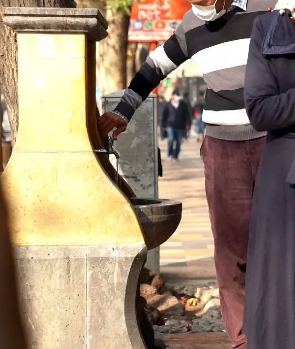 Boşa akan çeşmeyi kapatana hediye verdi Boşa akan çeşmeyi kapatana hediye verdi