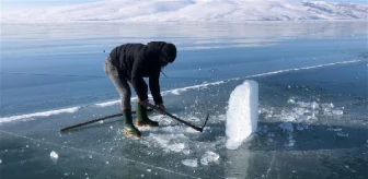 Buz tutan Çıldır Gölü'nde ailecek Eskimo usulü balık avı