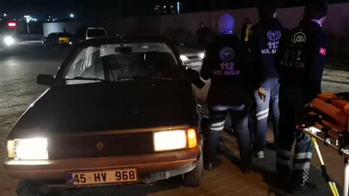 Çarptığı otomobilin altında sıkışan motosiklet sürücüsü kurtarıldı