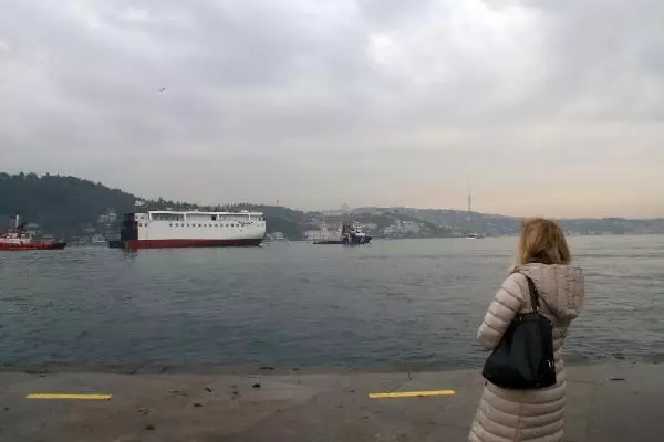 DEV YOLCU GEMİSİNİN YARI GÖVDESİ İSTANBUL BOĞAZI'NDAN BÖYLE GEÇTİ