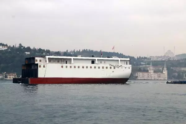DEV YOLCU GEMİSİNİN YARI GÖVDESİ İSTANBUL BOĞAZI'NDAN BÖYLE GEÇTİ