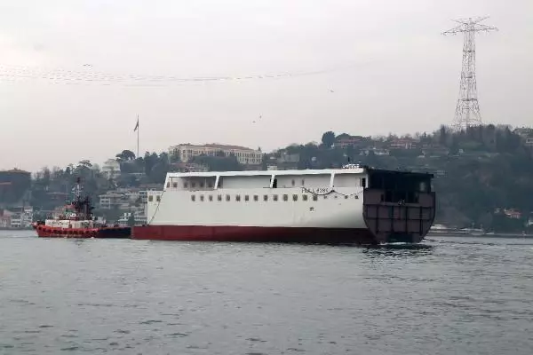 DEV YOLCU GEMİSİNİN YARI GÖVDESİ İSTANBUL BOĞAZI'NDAN BÖYLE GEÇTİ