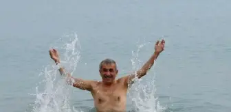 Emekli öğretmenin kış ortasında deniz keyfi