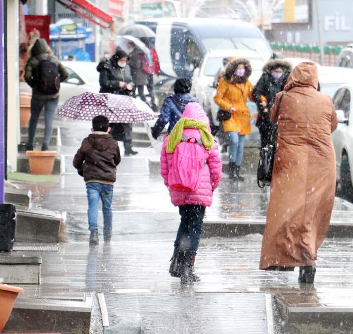 Erzurum'da yağmur; kar bekleyenler şaşırdı