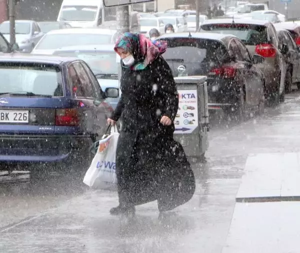 Erzurum'da yağmur; kar bekleyenler şaşırdı Erzurum'da yağmur; kar bekleyenler şaşırdı