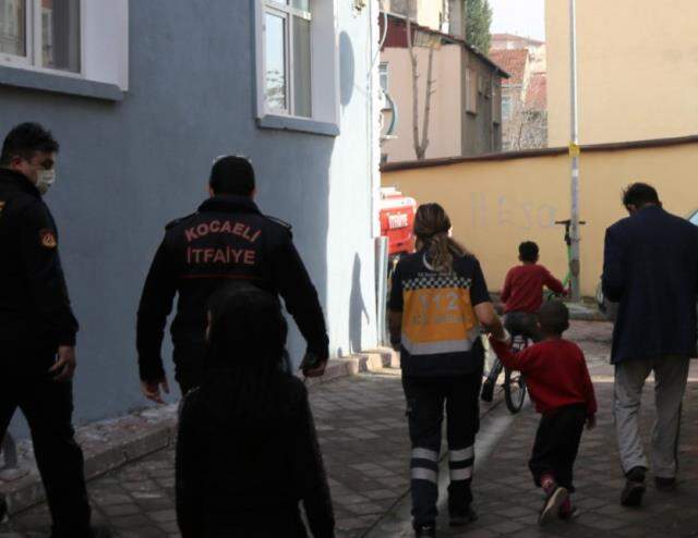 Evin penceresinden sarkan küçük çocuk ekipleri harekete geçirdi