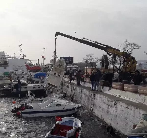 Gökçeada ve Bozcaada'ya feribot seferi bugün de yapılamıyor (3) Gökçeada ve Bozcaada'ya feribot seferi bugün de yapılamıyor (3)