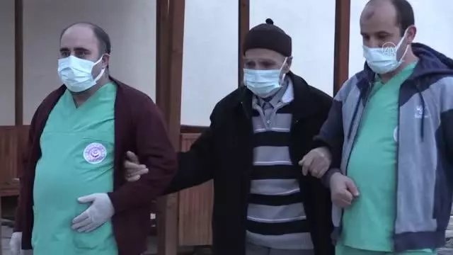 Görme engelli 80 yaşındaki Tevhik dede yaşam azmiyle örnek oluyor Görme engelli 80 yaşındaki Tevhik dede yaşam azmiyle örnek oluyor