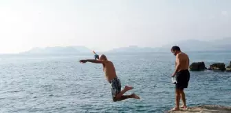 Güneşi görünce denize koştular
