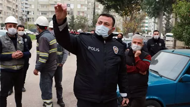 Kentsel dönüşüm anlaşmazlığı nedeniyle elektriği kesilen bina sakinlerinin imdadına 'Komiser Şener' yetişti Kentsel dönüşüm anlaşmazlığı nedeniyle elektriği kesilen bina sakinlerinin imdadına 'Komiser Şener' yetişti