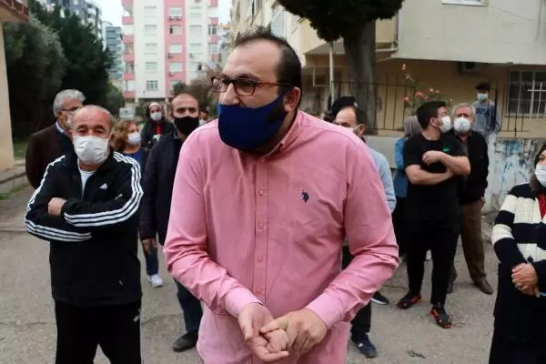 Kentsel dönüşüm anlaşmazlığı nedeniyle elektriği kesilen bina sakinlerinin imdadına 'Komiser Şener' yetişti Kentsel dönüşüm anlaşmazlığı nedeniyle elektriği kesilen bina sakinlerinin imdadına 'Komiser Şener' yetişti