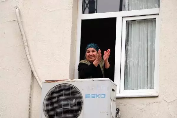 Kentsel dönüşüm anlaşmazlığı nedeniyle elektriği kesilen bina sakinlerinin imdadına 'Komiser Şener' yetişti Kentsel dönüşüm anlaşmazlığı nedeniyle elektriği kesilen bina sakinlerinin imdadına 'Komiser Şener' yetişti