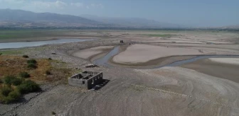 Kılıçkaya Barajı'nda sular çekildi, eski yerleşim yeri kalıntıları ortaya çıktı