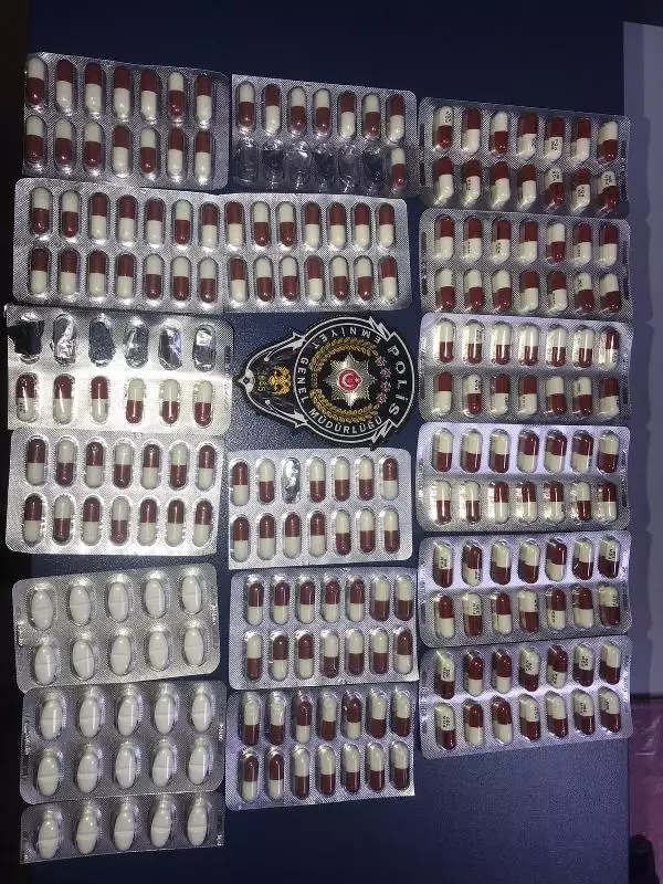 Kısıtlamayı ihlal eden şüphelinin elindeki poşetten 240 uyuşturucu hap çıktı Kısıtlamayı ihlal eden şüphelinin elindeki poşetten 240 uyuşturucu hap çıktı