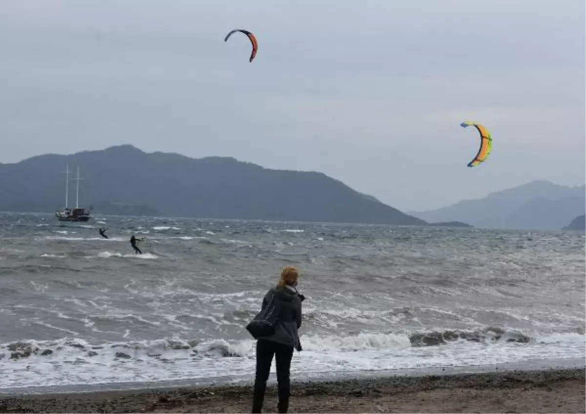 Marmaris'te fırtınayı fırsat bilip, sörf yaptılar