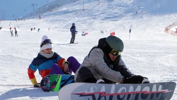 Doğal kar, suni karlama ile beslendi; Palandöken'de kayak keyfi Doğal kar, suni karlama ile beslendi; Palandöken'de kayak keyfi